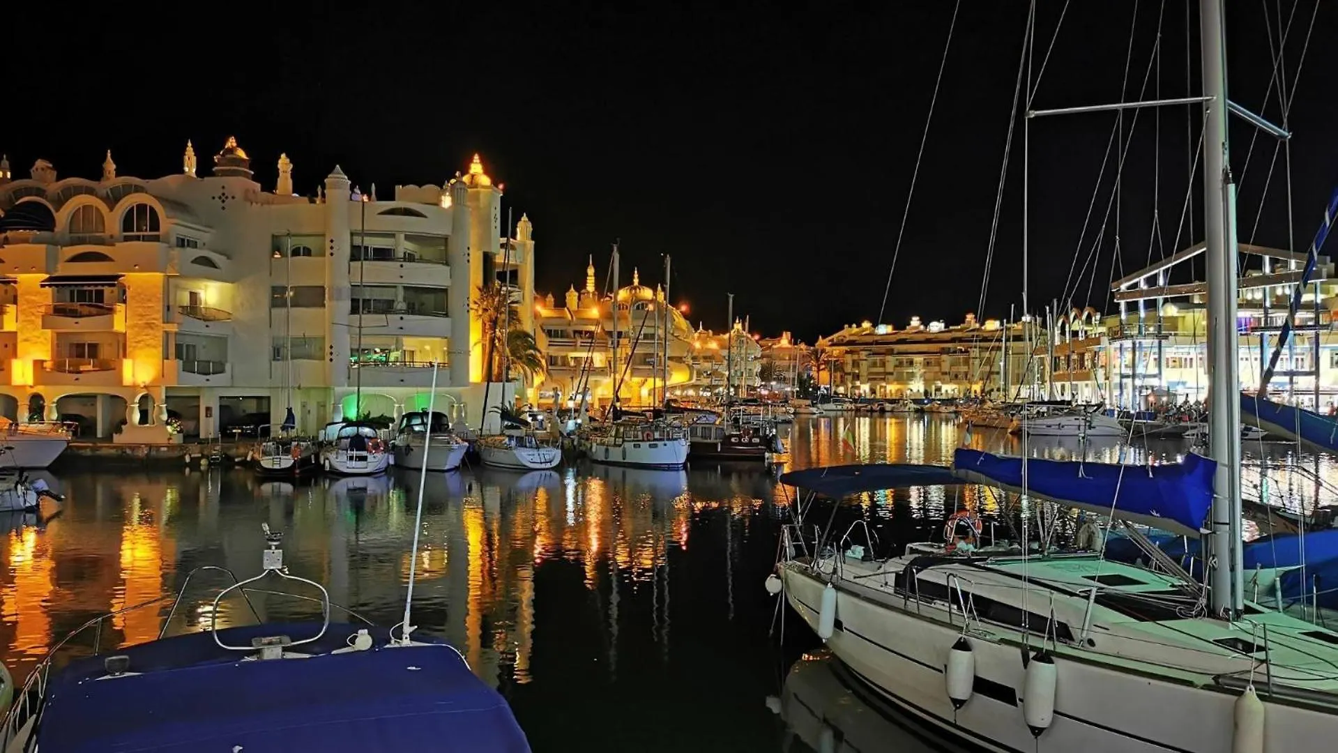 公寓 Flamingo Top Suite Y Piscina Junto A Puerto Marina 贝纳尔马德纳